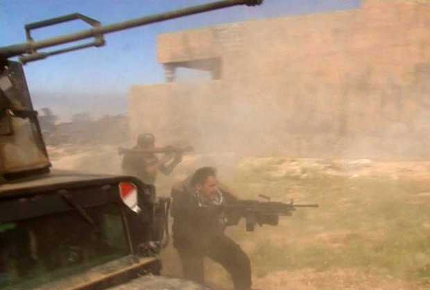 صورة مأخوذة من فيديو لقتال بين تنظيم الدولة وميليشيا الحشد الشعبي بالعراق نقلا -ميلي سانتر 