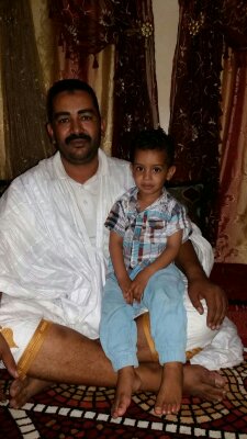 المرحوم محمد ولد محمد يحظيه يحتضن وحيده ساعات قبل توجهه في رحلة اللاعودة  الي عيادة -دار الصحة