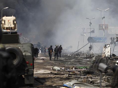 قتل وخراب حصيلة الفض بالقوة للاعتصامات المطالبة بعودة الشرعية لمصر  (الفرنسية)