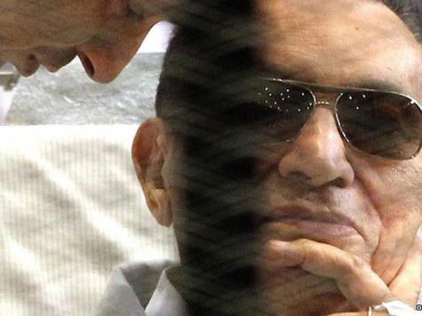 توقعات بالإفراج عن مبارك بعد يوم من تجديد حبس مرسي (دويتشه فيله)