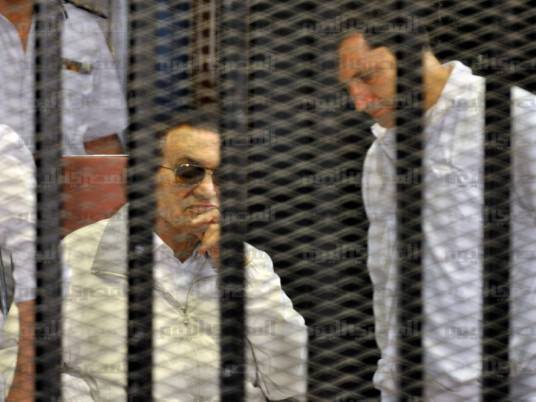 مبارك و علاء وجمال في قفص الإتهام خلال جلسات سابقة