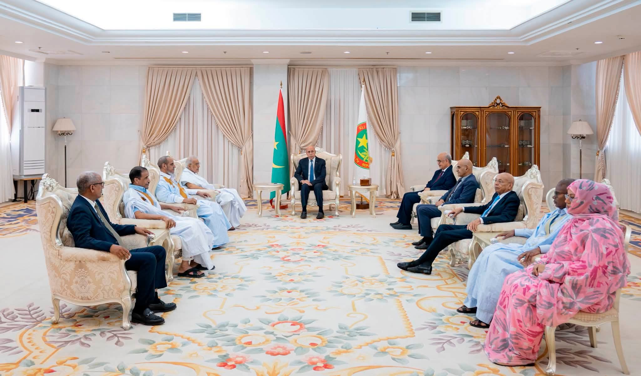 رئيس الجمهورية يستقبل منسق الحوار و رؤساء الأحزاب المشاركة