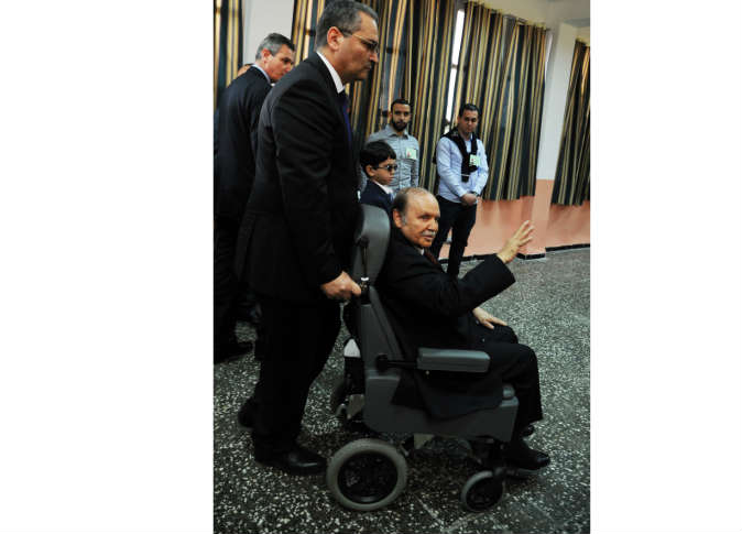 الرئيس الجزائري وهو علي كرسي متحرك - ارشيف الكتروني