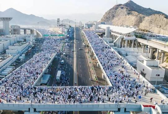 الحجاج يتوافدون إلى منى إيذانا ببدء مناسك الحح