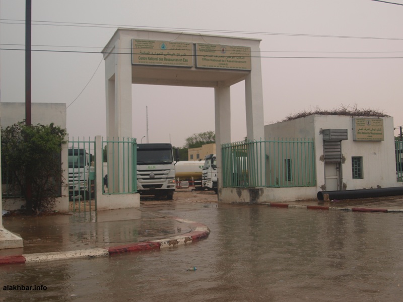 مياه الأمطار تحاصر المقر المركزي للمكتب الوطني للصرف الصحي بنواكشوط في 26 أغسطس 2017 ـ (أرشيف الأخبار)